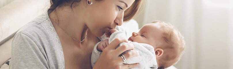 Bebis fötter och föräldrahänder